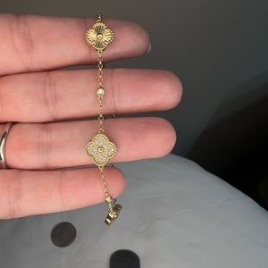 14k gold and diamond clover adjustable bracelet In excellent condition